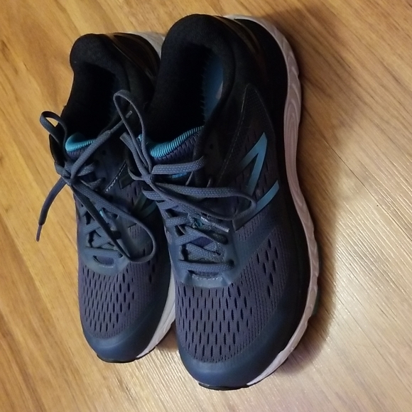 New Balance Shoes - New Balance Shoes Size 8